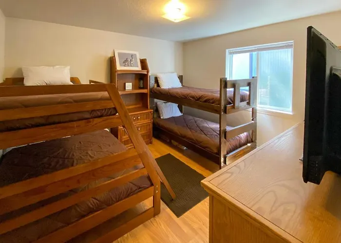 Private 2-Acre Retreat W/ Mtn Views, Walk To River