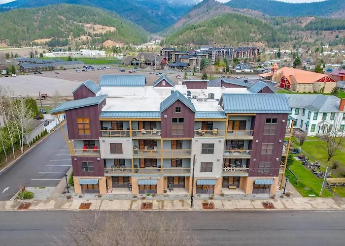 Large Studio Condo With Full Kitchen, Ski, Bike, Beautiful Balcony Views Hottub Fireplace