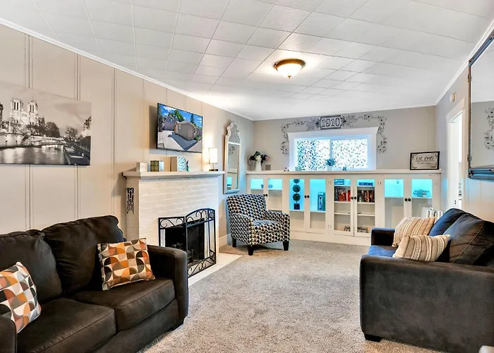 Walk To Lake & Downtown - Historic Cda Cottage